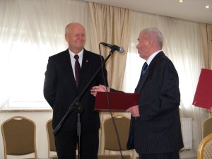 Burmistrz Kocka Pan Tomasz Futera odbiera medal TWK z rąk Pana Henryka Waszkowskiego Prezesa TWK