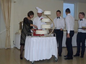 Urodzinowy tort krojony przez kierownik Agnieszkę Pożarowszczyk