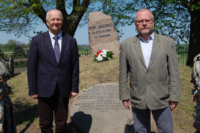 W 207-rocznicę śmierci bohatera w imieniu samorządu kwiaty na grobie złożyli Burmistrz Kocka Tomasz Futera wraz z zastępcą Maciejem Traczem