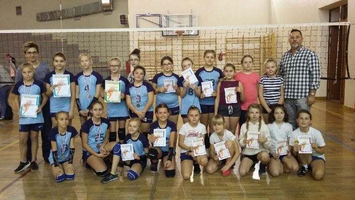 Młode siatkarki zagrały na cele charytatywne…