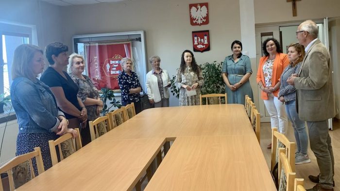 Uroczyste przekazanie zebranych podczas Gminnego Dnia Dziecka pieniędzy dla rodziny z Kocka