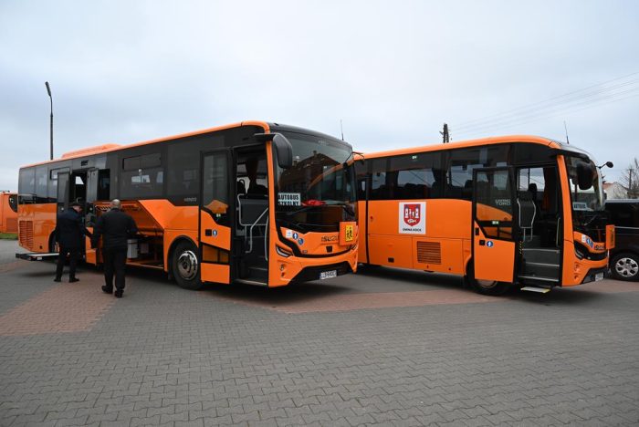 Przekazanie autobusów dla Szkoły Podstawowej im. gen. Fr. Kleeberga w Kocku oraz Warsztatu Terapii Zajęciowej